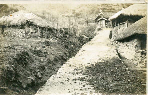 산내 원덕마을 마을안길 완공모습(1970년대)