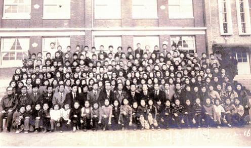 덕천초등학교 제52회 졸업식(1977년)