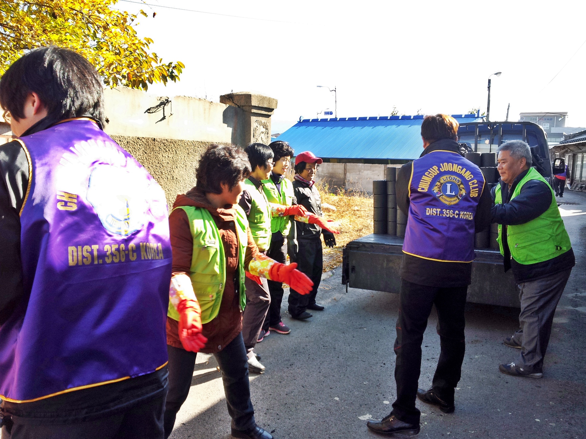 초산동주민센터 직원 및 기관단체, 12일 사랑의 연탄배달 봉사
