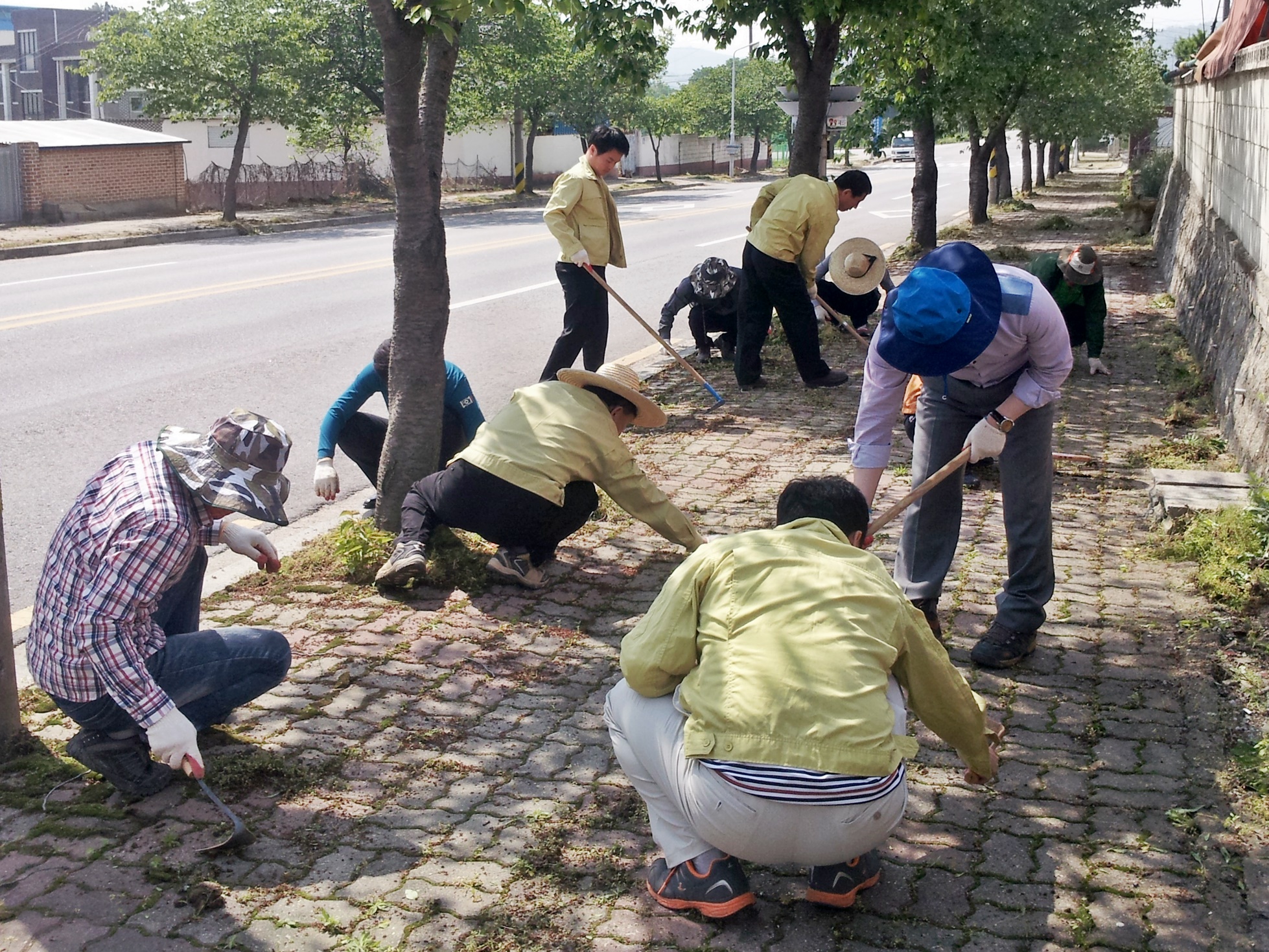 신태인읍, 5월 가정의 달 맞아 주요 도로변 제초작업 봉사활동 펼쳐