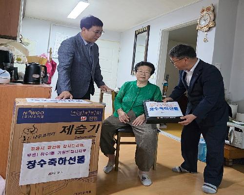 정읍시, 100세 이상 어르신께 장수 축하 선물 전달