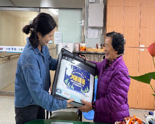 정읍시장애인종합복지관, 저소득 장애인 8가구에 사랑의 온열매트 전달