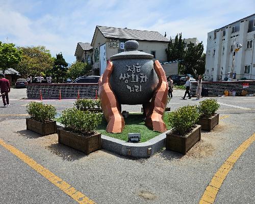 정읍시, 쌍화차거리 찻잔 조형물 주변 환경 정비…“차단봉 대신 화분 설치”