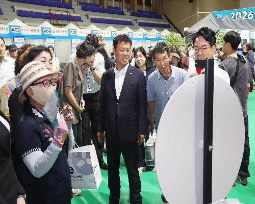 면접부터 증명사진 촬영까지 한 번에…정읍시 취업박람회 구직자 발길
